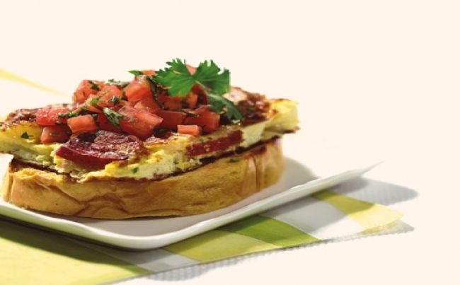 Piqueo de tortilla y chorizo